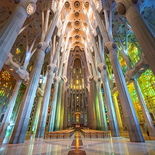 Nave interna da Sagrada Família, em Barcelona, Catalunha