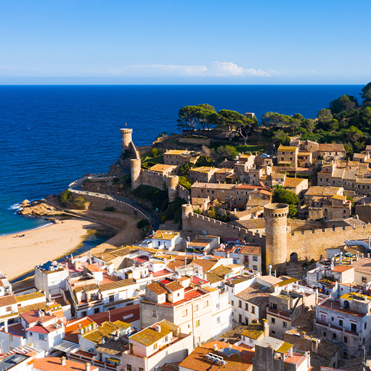 Luftaufnahme des kleinen Orts Tossa de Mar zwischen dem Meer und den Bergen von Girona