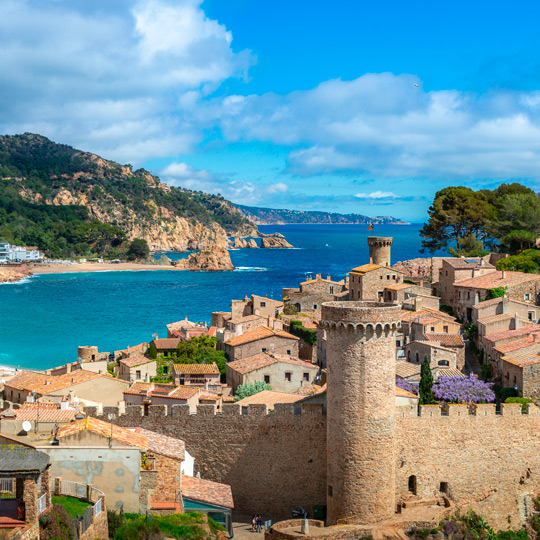 Blick von der Mauer auf die Altstadt von Tossa de Mar und seine Strände