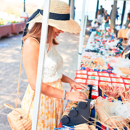 Chica comprando en un mercadillo