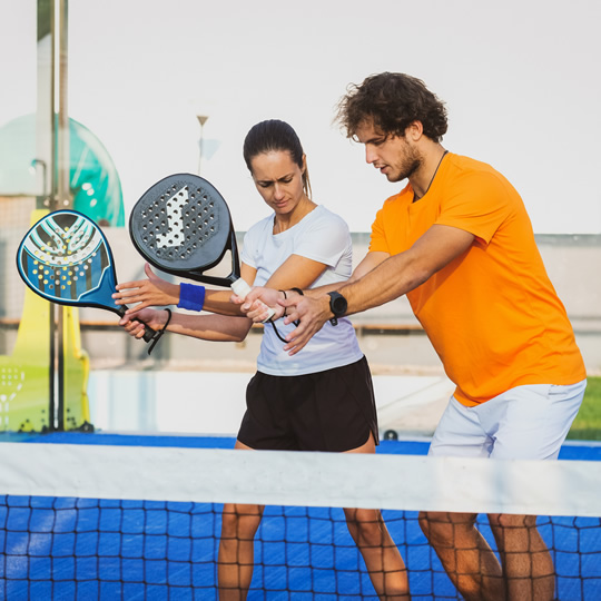 Personas aprendiendo a jugar al pádel