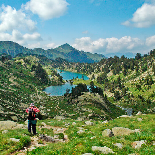 Miłośnik trekkingu w Parku Narodowym Aigüestortes