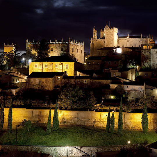 Widok na Cáceres nocą, Estremadura