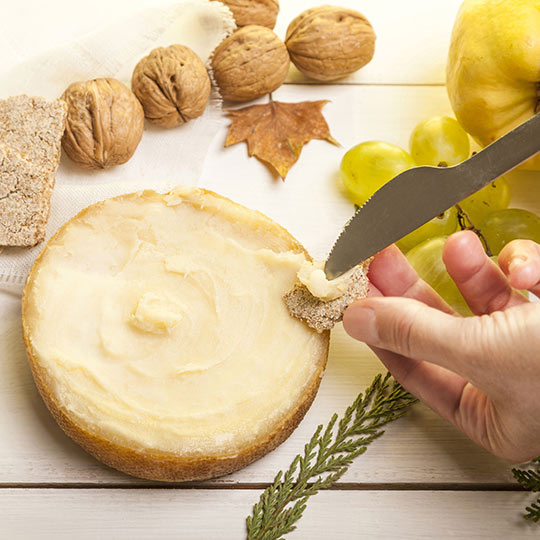 Pane inzuppato nel formaggio Torta de Casar