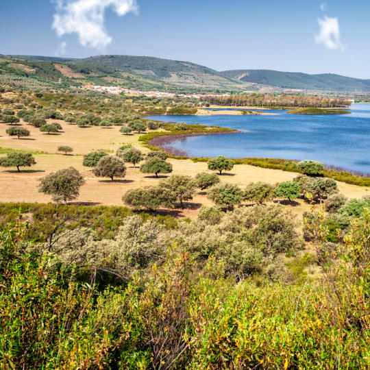 Represa do Cíjara com o povoado de Valdecaballeros ao fundo, na Sibéria Extremenha