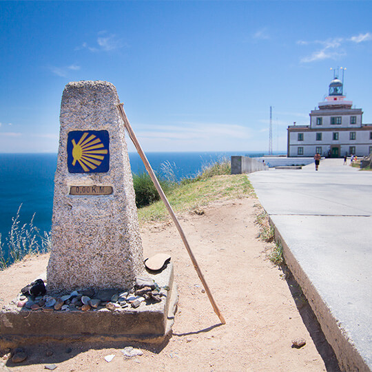 Znak szlaku pielgrzymkowego Camino de Santiago na przylądku Finisterra, Galicja