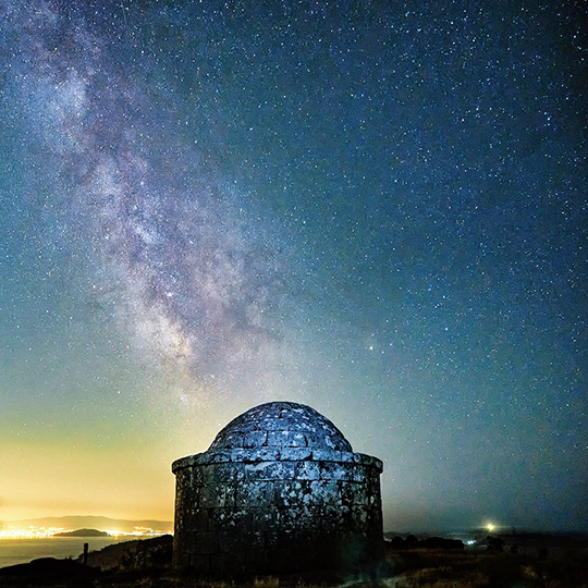 Via Láctea no farol do Monte do Facho, com Vigo e as Ilhas Cíes ao fundo