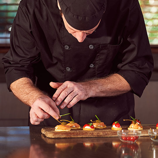 Chef che prepara delle tapas