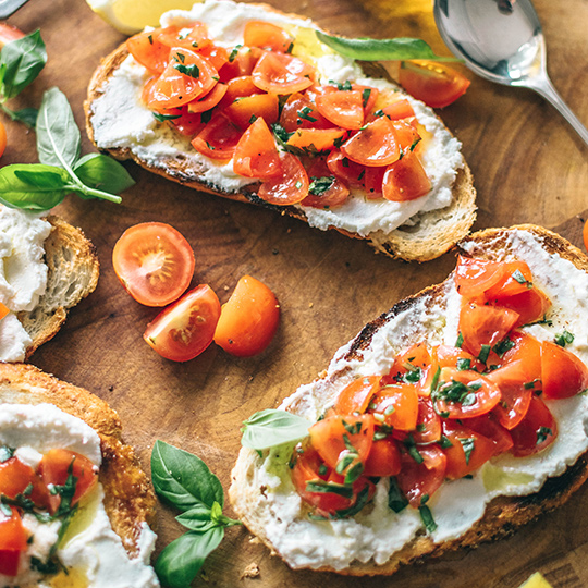 Brot mit geriebener Tomate