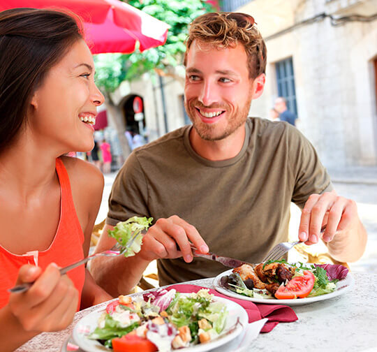 Coppia che gusta la dieta mediterranea a Maiorca