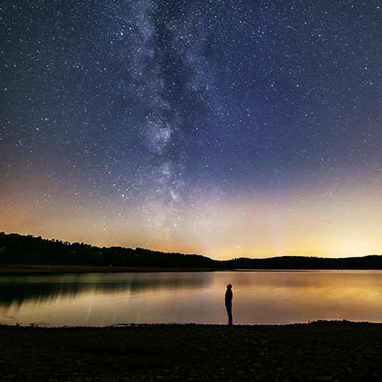 Une personne observe les étoiles