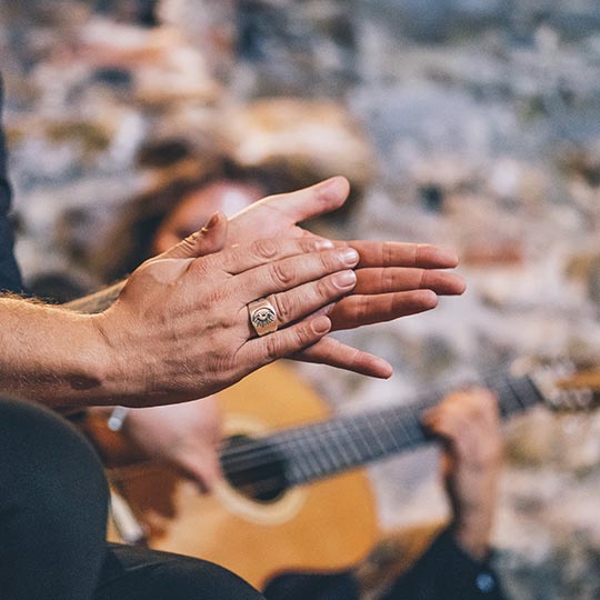 Un cantaor en train de claquer des mains