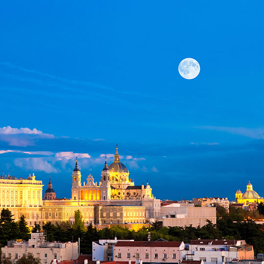 Blick auf die Almudena-Kathedrale und den Königspalast von Madrid vom Berg Principe Pio