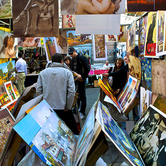 Stand auf dem Flohmarkt El Rastro in Madrid