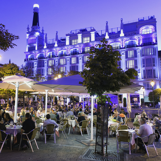 Straßencafés auf Plaza de Santa Ana in Madrid