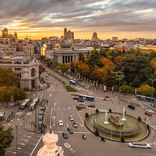 Widok na Plaza de Cibeles i Calle Alcalá z pałacu Cibeles