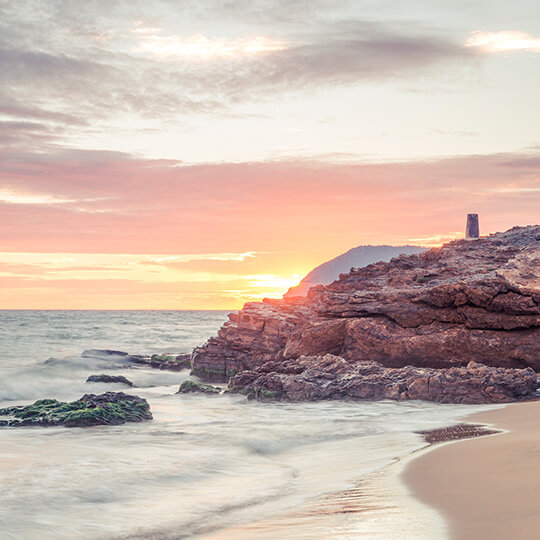 Coucher de soleil sur la plage de Calblanque, région de Murcie