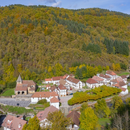 Vedute del borgo di Izalzu nella Valle di Salazar, Navarra