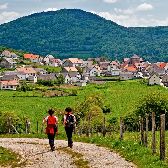 Two women walking along the circular route near Merindad de Sangüesa, Navarra