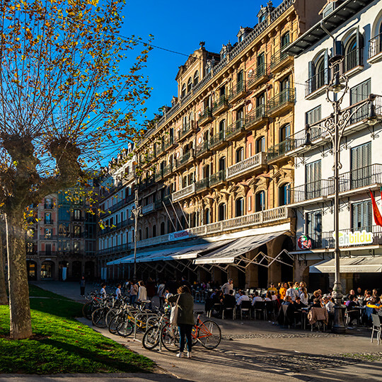 Terrazas en la plaza del Castillo en Pamplona, Navarra