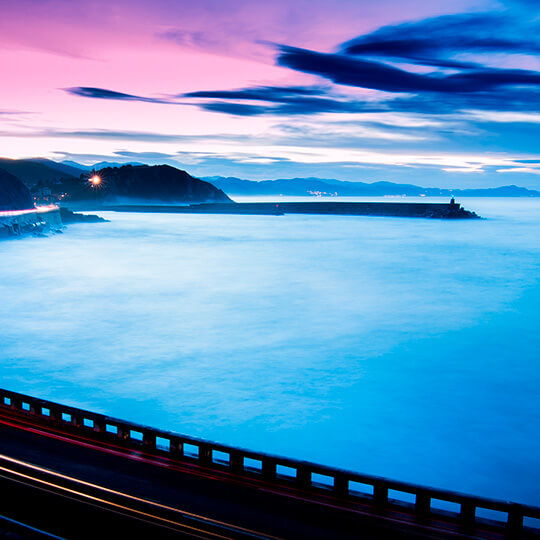 Straße an der Küste von Zumaia