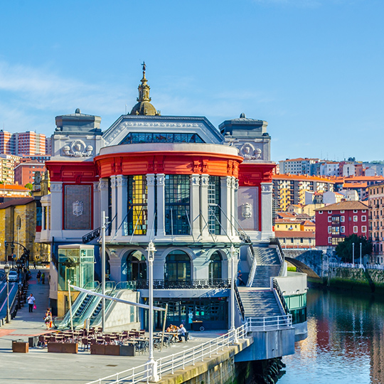 Vista das ruas e do rio que circundam o mercado da Ribeira em Bilbau