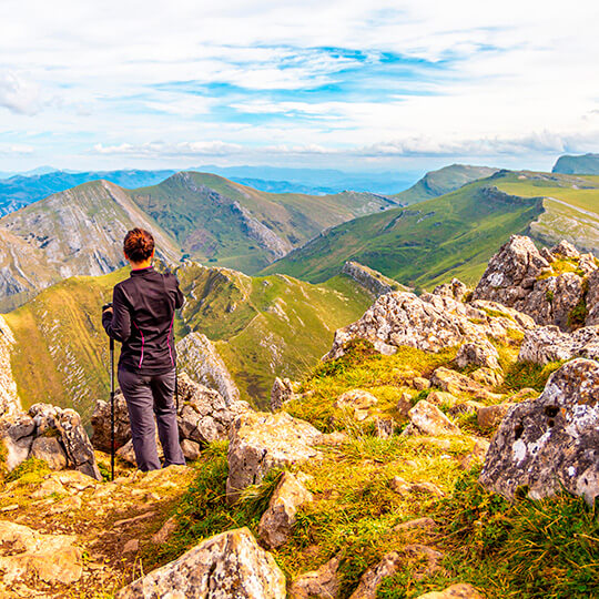 Une jeune femme au sommet du mont Txindoki