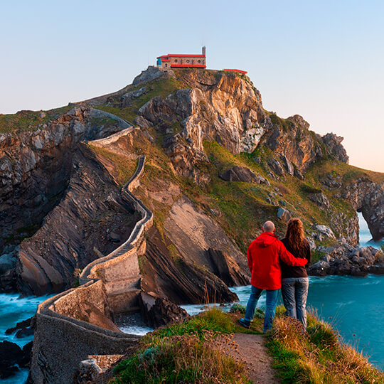 Pareja en Zumaia ante la escalera de San Juan de Gaztelugatxe