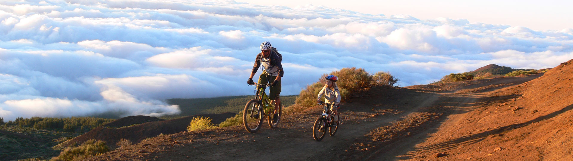 Familia en btt en Tenerife sobre un mar de nubes 