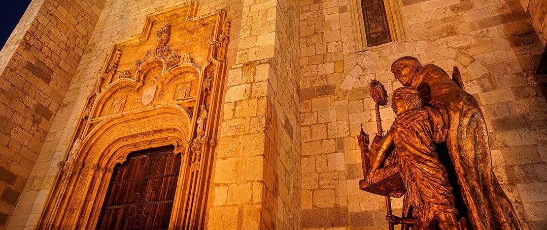  Statua di Cisneros nella cattedrale magistrale di Alcalá de Henares