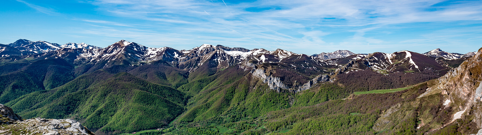 Panoramabild der Picos de Europa von Kantabrien aus