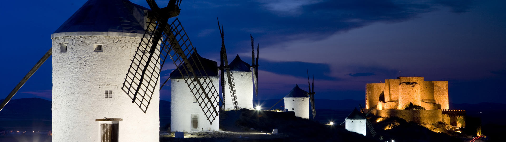 Molinos con el castillo de Consuegra al fondo