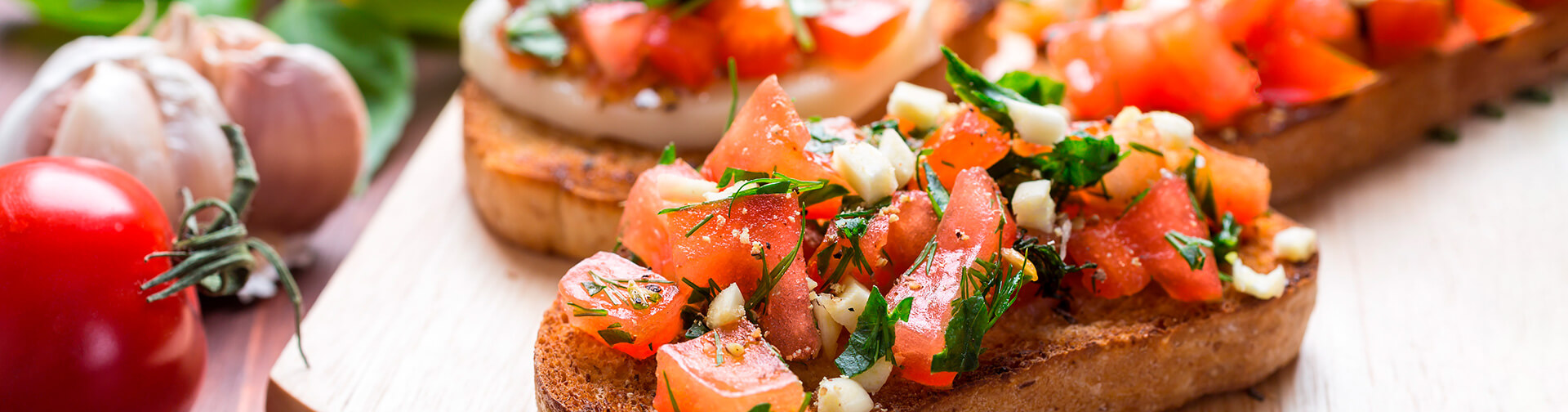 Pane con pomodoro e olio. Dieta mediterranea