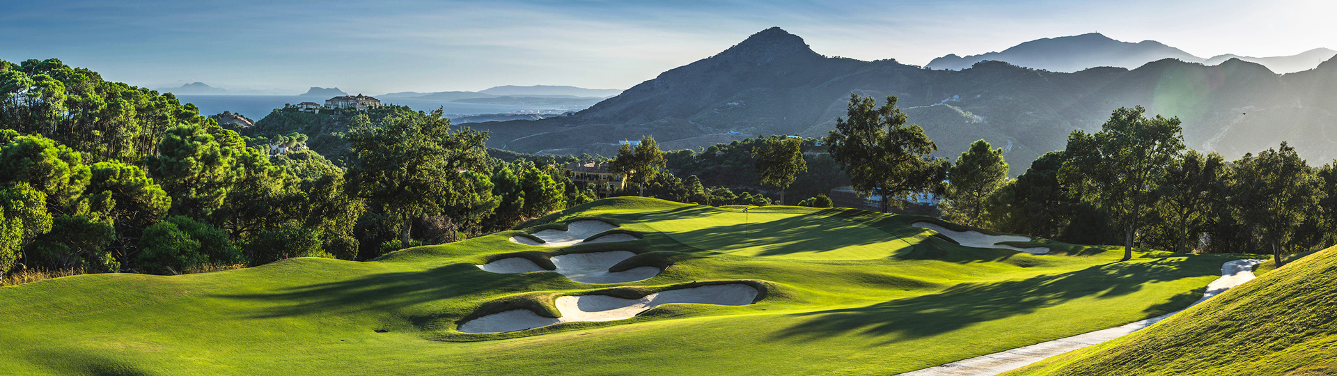 Blick auf den Golfplatz La Zagaleta in Málaga, Andalusien