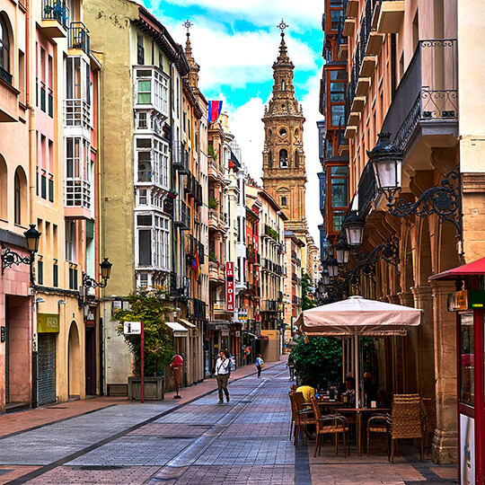 Rue Portales et cathédrale de Logroño