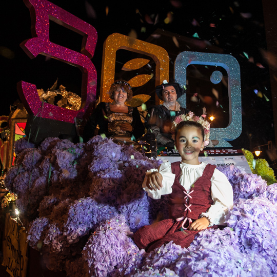 Desfile de carruagens durante as Festas da Vindima de La Rioja em Logroño, La Rioja