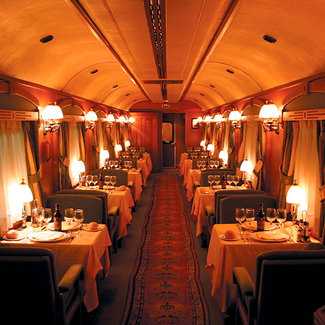 Interior del tren Costa Verde Express