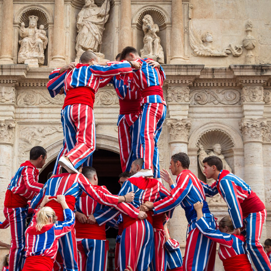 Espectáculo de torres humanas durante la fiesta en Algemesí, Valencia.