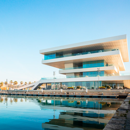 Perspektiven vom Bauwerk Veles e Vents am Hafen von Valencia