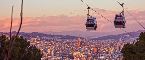 Vista del teleférico a Montjuïc en Barcelona, Cataluña