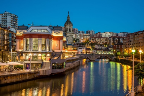 Veduta di Bilbao e del mercato della Ribera, Paesi Baschi