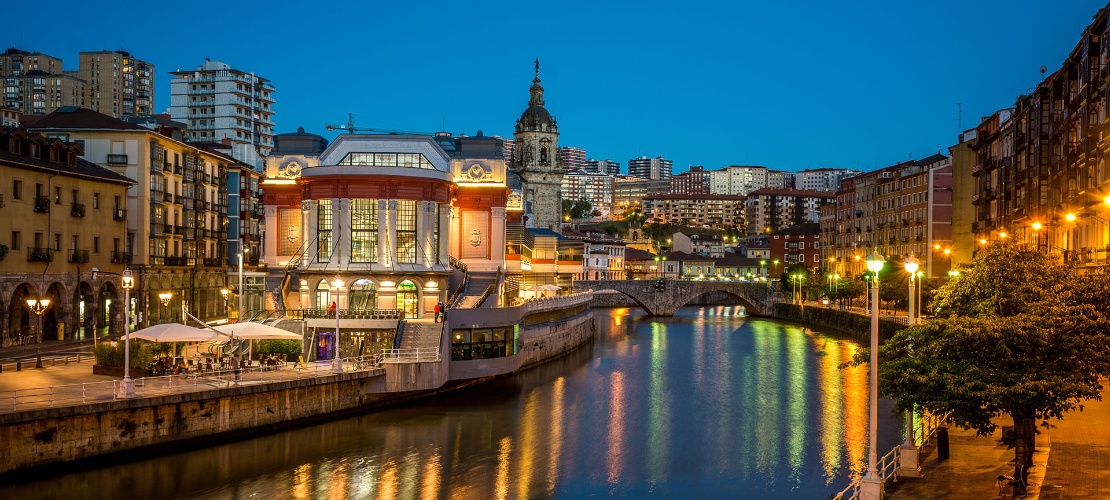 Veduta di Bilbao e del mercato della Ribera, Paesi Baschi