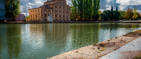 Canal de Castille traversant Medina de Rioseco (province de Valladolid)