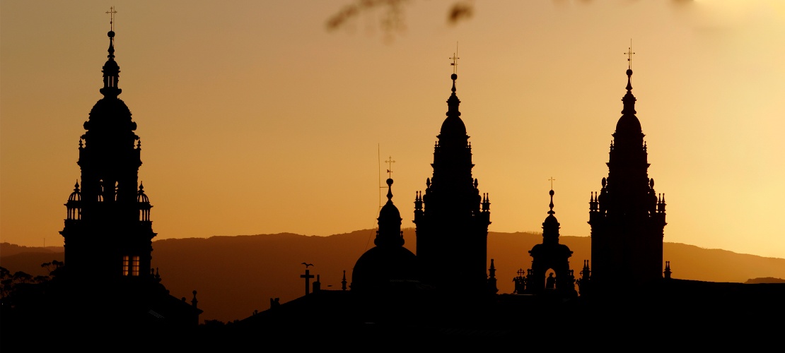 Türme der Kathedrale von Santiago de Compostela bei Sonnenuntergang