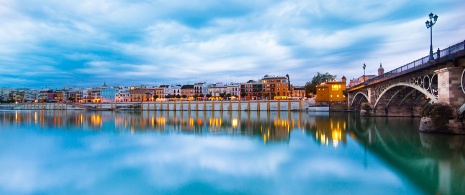 Triana-Brücke und Calle Betis in Sevilla Andalusien