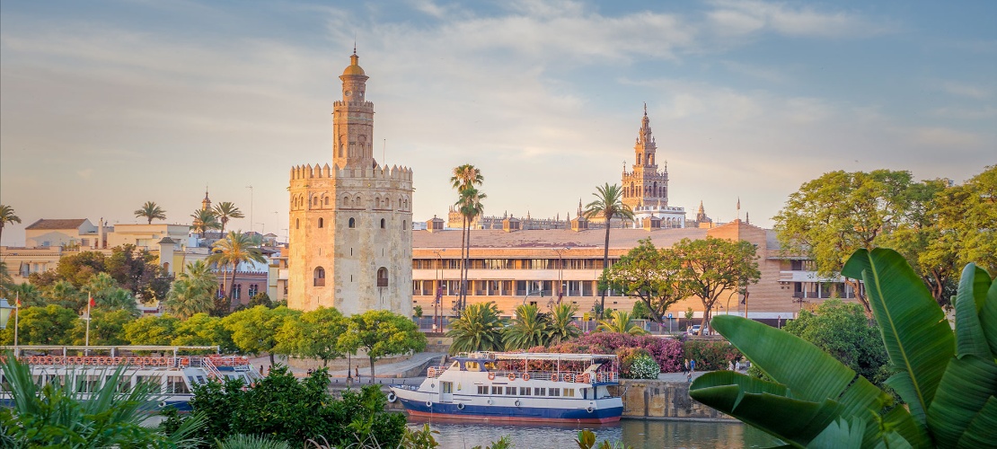 Torre del Oro mit der Giralda im Hintergrund, Sevilla, Andalusien