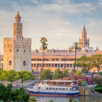 Torre del Oro mit der Giralda im Hintergrund, Sevilla, Andalusien