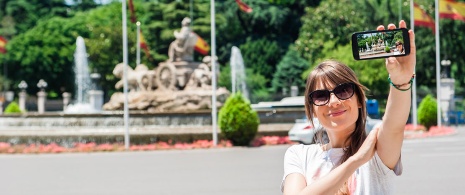 Turista che scatta un selfie alla fontana di Cibeles, Madrid