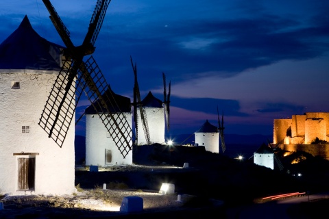 Windmühlen in Consuegra bei Sonnenuntergang