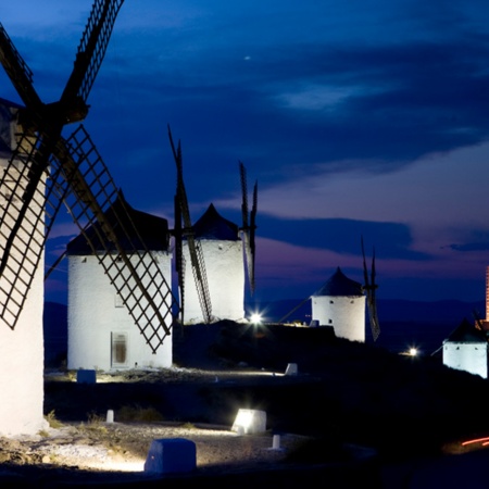 Moulins à Consuegra à la tombée de la nuit